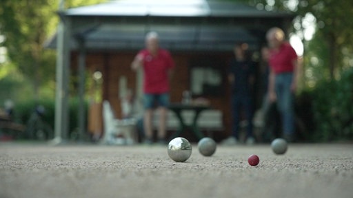 Zwei Männer beim Boule-Spiel.