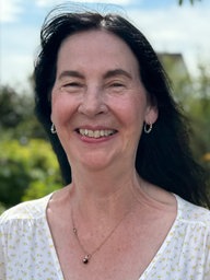 Margret Neukamp lächelt in die Kamera.