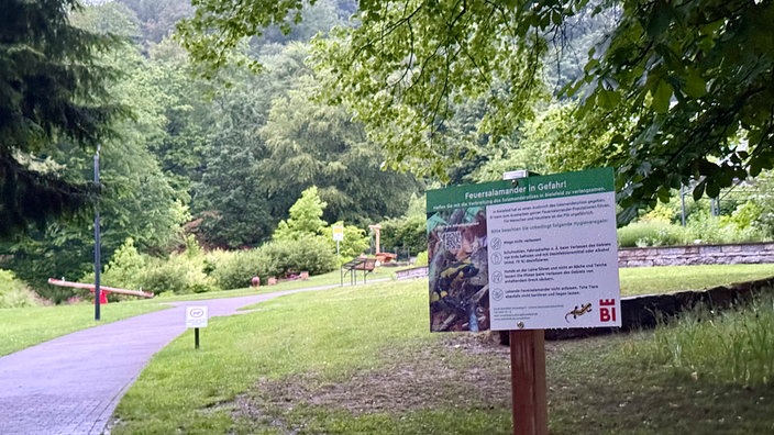 Der Eingang des Botanischen Garten mit Hinweisschild auf den Pilz