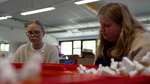 Nele Feldkamp hilft in einer Werkstatt von Bethel.