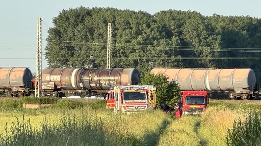 Feuerwehreinsatz an der gesperrten Zugstrecke