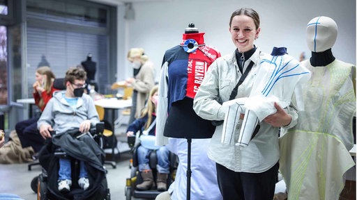 Isabel Niemann beim Anprobieren ihrer Rollstuhl-Modekollektion mit ihren Models.