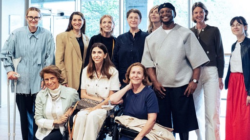 Ein Gruppenfoto mit Isabel Niemann, der Preis-Jury und der zweiten Preisträgerin.