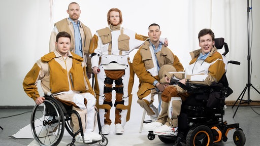 Die Kollektion im Astronauten-Look berücksichtigt Menschen mit und ohne Behinderung.