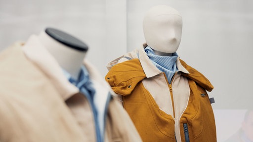 Zwei Teile aus der Mode-Kollektion von Isabel Niemann auf Schneiderpuppen
