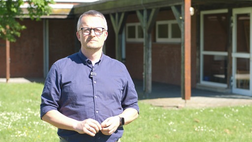 Carsten Pilz vom Förderverein Langenbad e.V. steht vor dem alten Gebäude.
