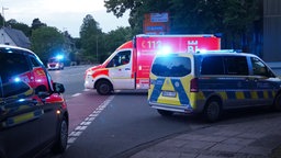 Krankenwagen und Polizeifahrzeuge stehen an der Straße des Einsatzortes Bielefeld