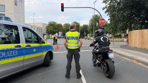 Polizist und Motorradfaher