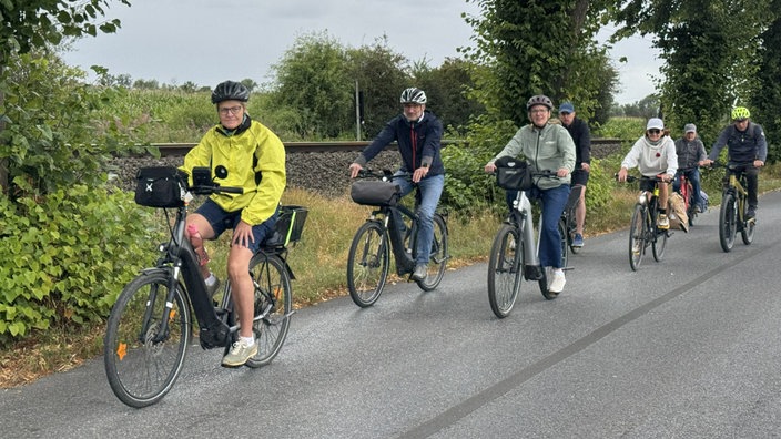 Radfahrer auf der Straße.