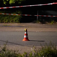 Eine Pylone der Spurensicherung am Tatort