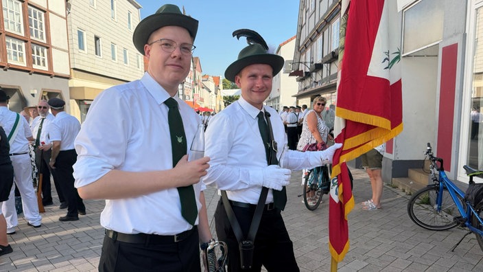 Zwei Schützen erfrischen sich mit einer Flasche Wasser