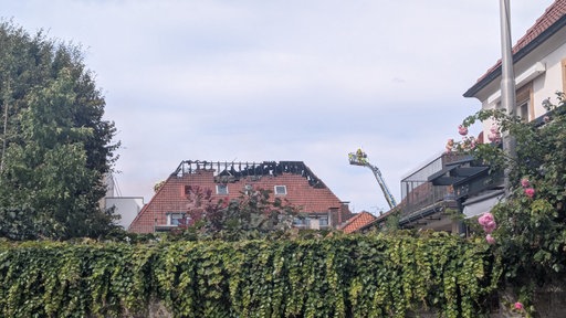 Abgebranntes Dach der Schule.
