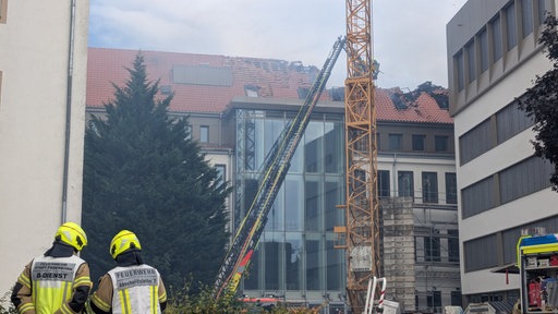Feuerwehr löscht den Brand mit Drehleitern