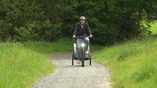 Ein Radfahrer in der Natur.