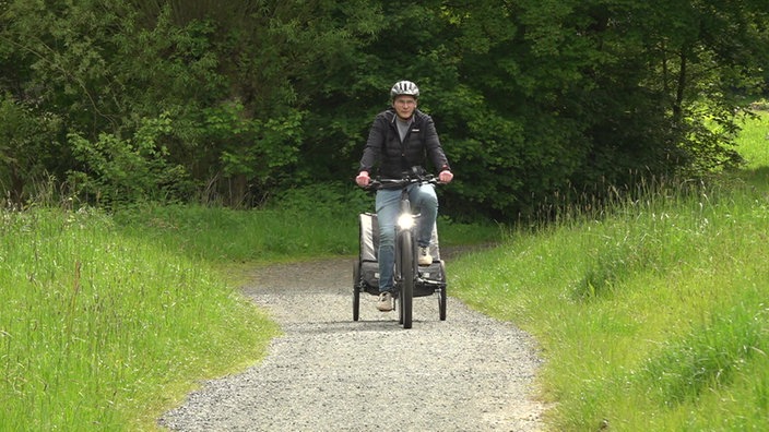 Ein Radfahrer in der Natur.