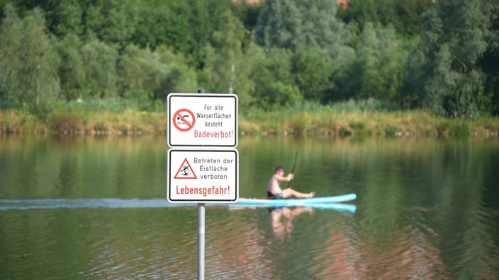 Hinweisschilder "Badeverbot" und "Lebensgefahr" am Schiedersee 