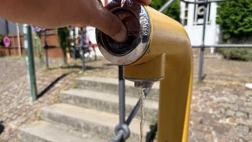 Aus dem Trinkbrunnen in Werther läuft Wasser.