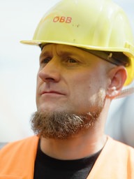 Lokführer René Breuers kontrolliert Zug vor der Abfahrt