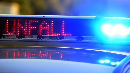 Das Dach eines Einsatzfahrzeugs der Polizei mit Blauchlicht und dem Schriftzug Unfall
