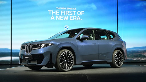 BMW iX3 steht bei der Premiere vor Beginn der IAA auf der Bühne