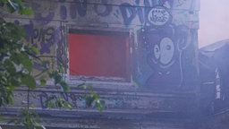 Feuerschein durch ein Fenster des Gebäudes