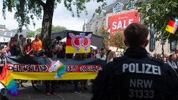 Demonstranten stehen einem Polizisten in der Bonner Innenstadt gegenüber 