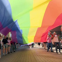 Menschen hissen eine LGBT-Flagge in Essen