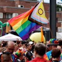 Teilnehmer des Umzugs mit einer Progressive-Pride-Flag zu sehen bei der CSD-Parade im Rahmen des Cologne Pride 2024. 