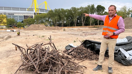 Stadtarchäologe Ingmar Luther zeigt Überreste von Bettgestellen aus den Baracken.