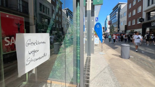 Eine volle Einkaufsstraße, die Geschäfte haben geschlossen.