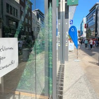 Eine volle Einkaufsstraße, die Geschäfte haben geschlossen.