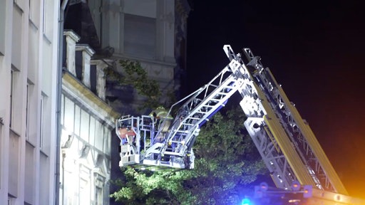 Die Feuerwehr rettete fünf Hausbewohner mit einer Drehleiter