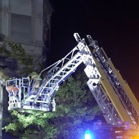 Die Feuerwehr rettete fünf Hausbewohner mit einer Drehleiter