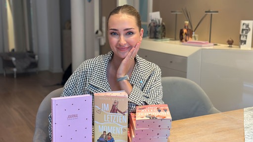 Buchautorin Maxine Reuker mit ihrem Buch "Im letzten Moment".