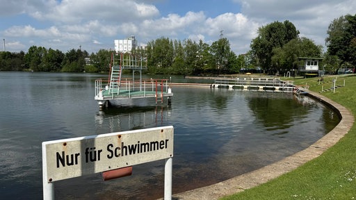 Blick vom Ufer auf den Badesee