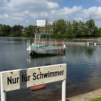 Blick vom Ufer auf den Badesee