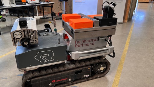 Rettungsroboter mit Kamera und Wasserschlauch-Anschluss