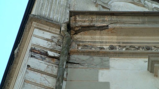 Die Fassade des geräumten Hauses bröckelt.