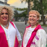 Carla Gold und Jacquelin Wenneker führen durch die queere Geschichte der Stadt 
