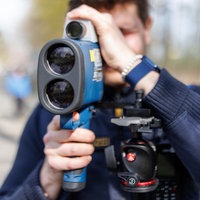 Ein Polizist blickt durch eine Laserpistole