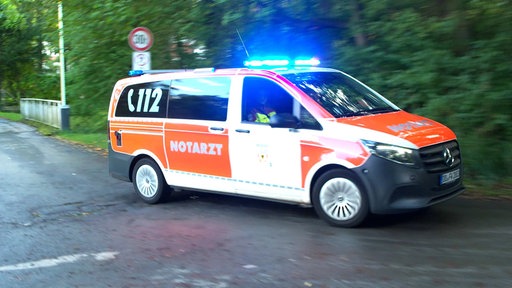 Ein Notarztfahrzeug mit Blaulicht am Zoogelände.