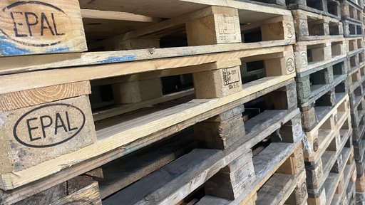 Mehrere Holz-Paletten in einer Nahaufnahme.