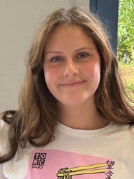 Portrait von Mia Fischer, eine Schülerin mit langen dunklen Haaren, die in die Kamera blickt