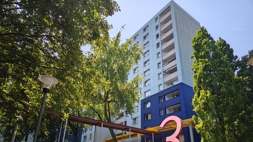 Ein Hochhaus in Dortmund mit zwölf Stockwerken hat einen defekten Fahrstuhl.