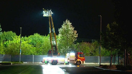Feuerwehr-Drehleiter bei einem nächtlichen Einsatz.