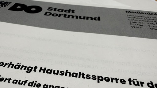Ein Foto der ausgedruckten Pressemitteilung überdie Haushaltssperre.