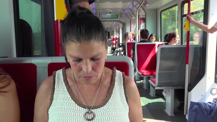 Fahrgast sitzt in der Stadtbahn und liest ein Buch