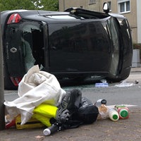 Kleinwagen liegt zertrümmert auf der Seite