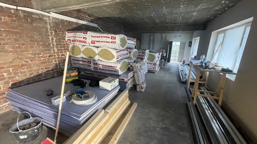 In der Halle, in der das Studio gebaut wurde, liegen Elemente, Platten und Wände, die in der Renovierung verbaut werden.