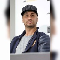 JP Kraemer sitzt bei einer Pressekonferenz an einem Tisch.
